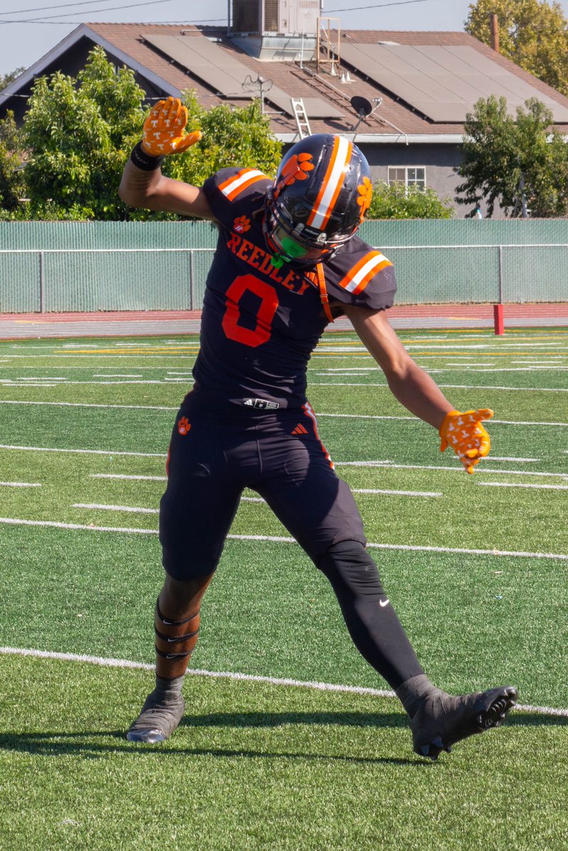 Thompskii's tweet photo. 🚨 Mid-Season Tape 🚨
Nathaniel Thompson | OLB | Reedley College | 6’1 / 210 Lbs | RSFR | Dec Grad (3.5 GPA) | Fresno, CA
@Coach_Hart15 @CoachRuddIII @CoachRKeene @JUCOFFrenzy @PrepRedzoneCA @ReedleyCFB @coachcueva12 @CoachJMc32 https://t.co/uT4xHRtV3j