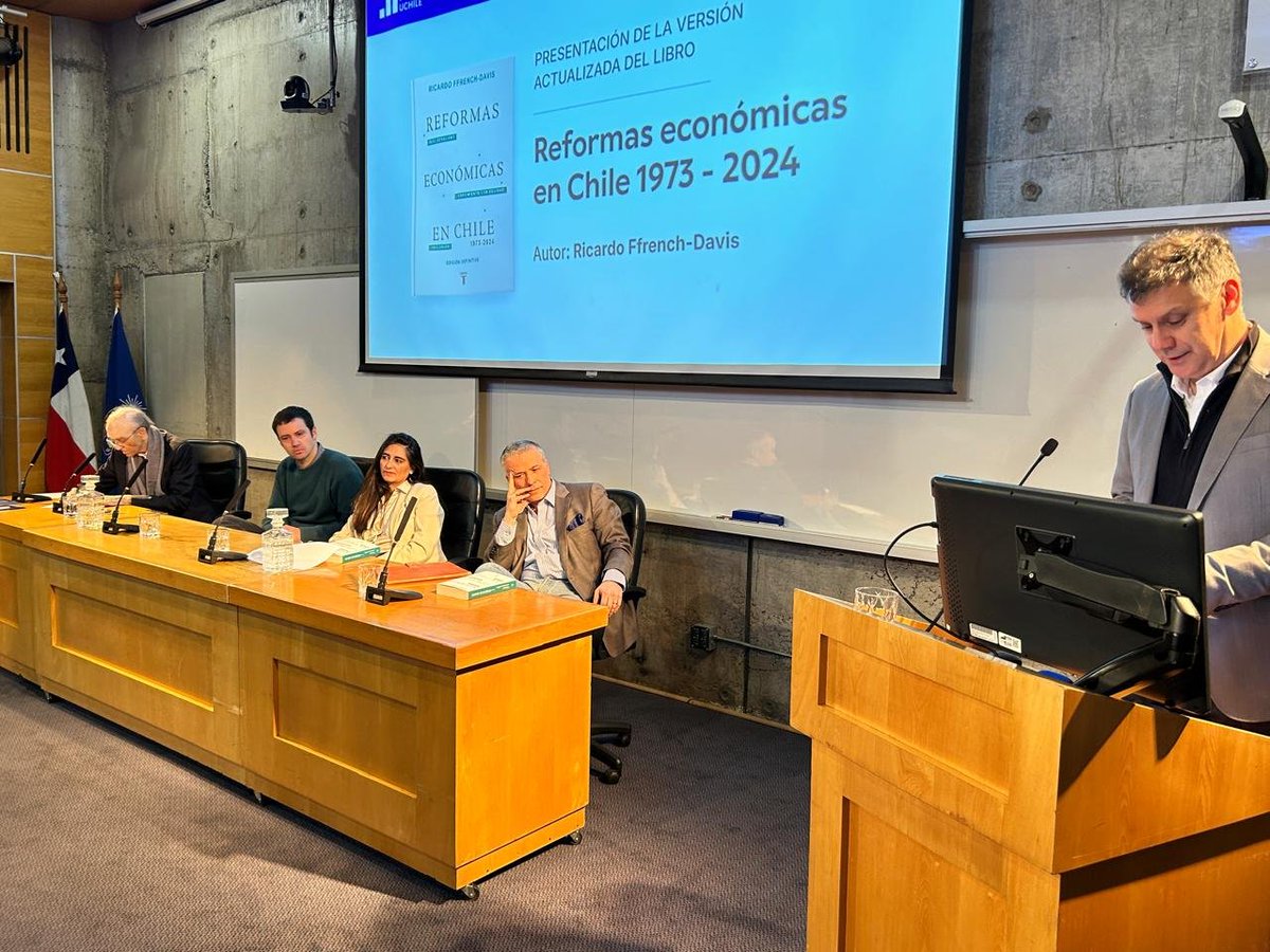 fenuchile's tweet photo. El académico emérito Ricardo Ffrench-Davis presenta en la FEN la séptima edición de su libro «Reformas económicas en Chile 1973-2024″. 

La actividad cuenta con los comentarios del decano de la FEN, Óscar Landerretche; la ex subsecretaria de Hacienda y ex subsecretaria de Relaciones Internacionales, Claudia Sanhueza y el economista senior del Banco Central, Federico Huneeus.