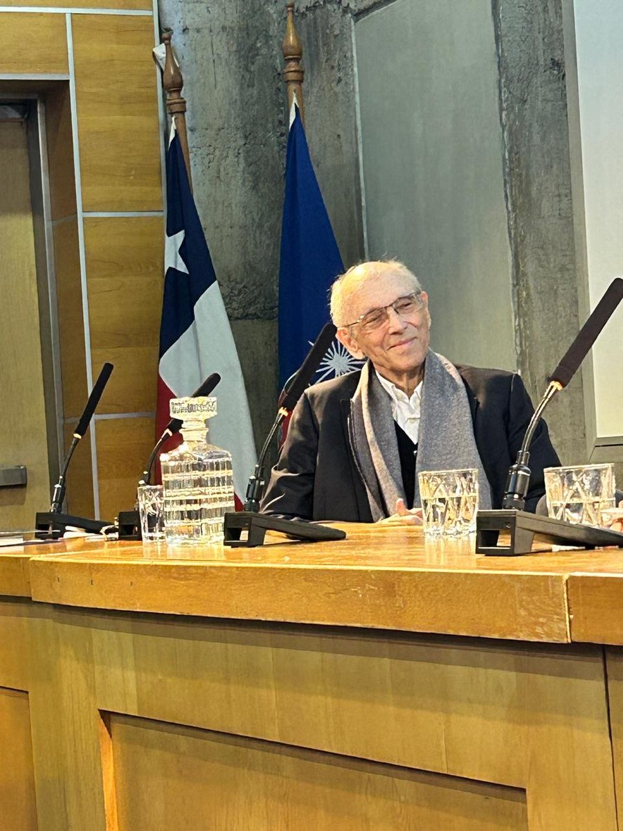 fenuchile's tweet photo. El académico emérito Ricardo Ffrench-Davis presenta en la FEN la séptima edición de su libro «Reformas económicas en Chile 1973-2024″. 

La actividad cuenta con los comentarios del decano de la FEN, Óscar Landerretche; la ex subsecretaria de Hacienda y ex subsecretaria de Relaciones Internacionales, Claudia Sanhueza y el economista senior del Banco Central, Federico Huneeus.