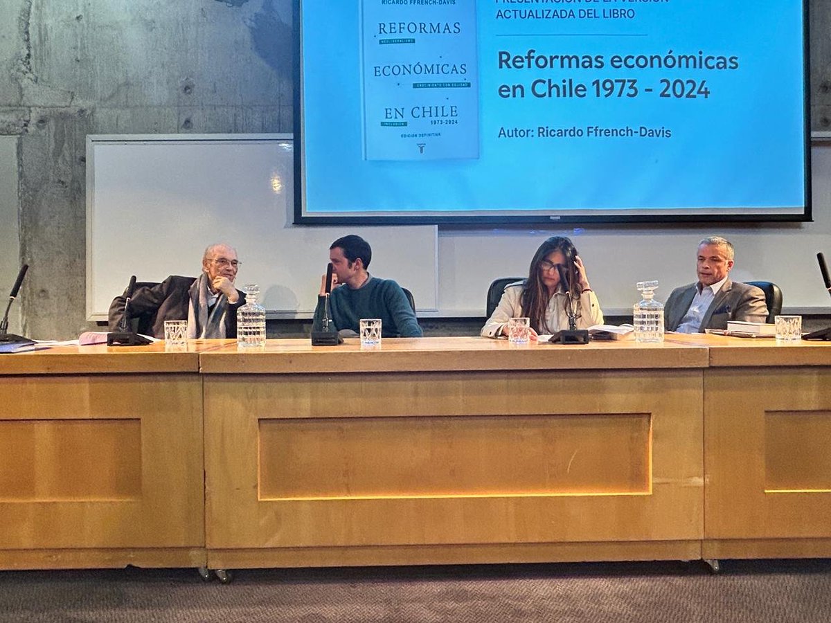 fenuchile's tweet photo. El académico emérito Ricardo Ffrench-Davis presenta en la FEN la séptima edición de su libro «Reformas económicas en Chile 1973-2024″. 

La actividad cuenta con los comentarios del decano de la FEN, Óscar Landerretche; la ex subsecretaria de Hacienda y ex subsecretaria de Relaciones Internacionales, Claudia Sanhueza y el economista senior del Banco Central, Federico Huneeus.