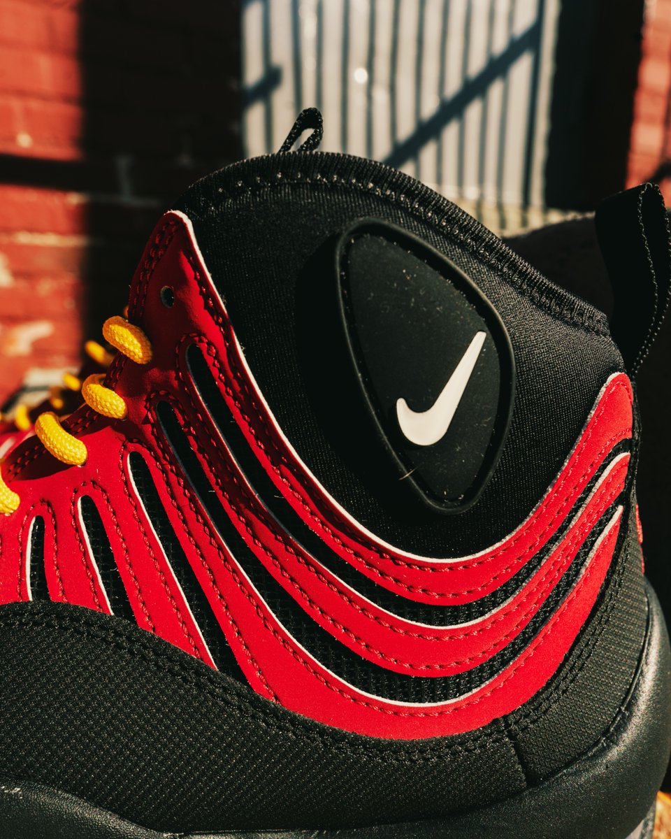 JustFreshKicks's tweet photo. Nike Air Bakin High SP 'Black/Varsity Red' drops 10/5 at 10am ET 🌋

DTLR => https://t.co/b3RwsbBDXb https://t.co/m5MV6dQb0Z