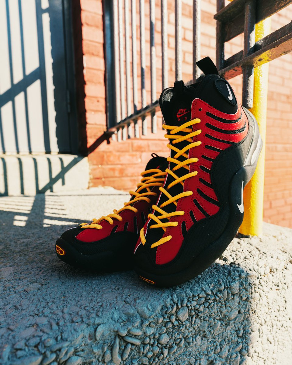 JustFreshKicks's tweet photo. Nike Air Bakin High SP 'Black/Varsity Red' drops 10/5 at 10am ET 🌋

DTLR => https://t.co/b3RwsbBDXb https://t.co/m5MV6dQb0Z