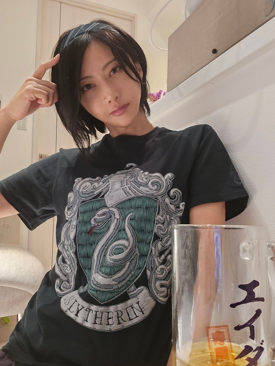 tsukishimakeia's tweet photo. 昨日の動画で着てたTシャツはハリー・ポッターショップ原宿で可愛すぎてカチューシャと一緒に衝動買いしました。ヘビ年でキラキラ優等生顔(グリフィンドール)ではないのでスリザリン。 https://t.co/1L3F4p8Aso