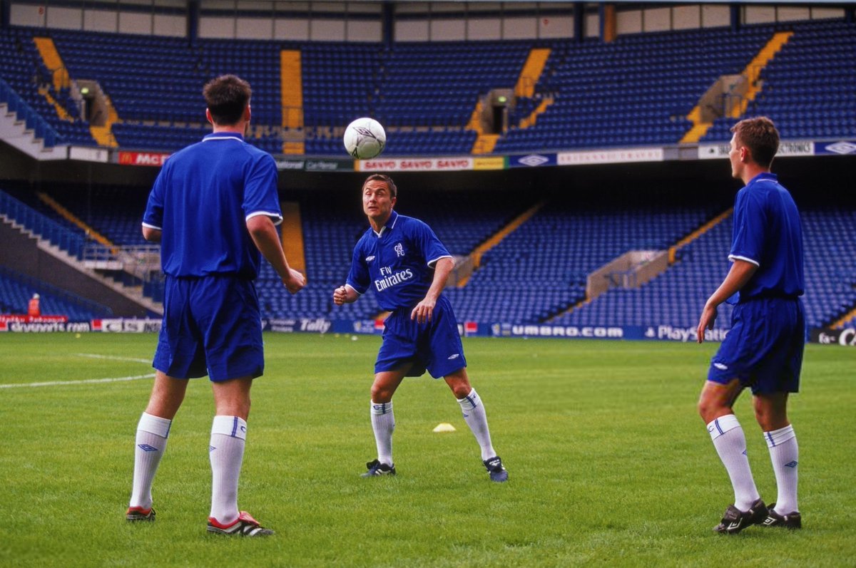 ChelseaInPhotos's tweet photo. Chelsea Home kit launch (2001) 🔙🔵 https://t.co/WACTLs0d4G