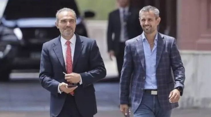 clarincom's tweet photo. PROCESARON A EX SOCIO DE MARTÍN MENEM Y A DOS INTERVENTORES DE LA OBRA SOCIAL DE UN GREMIO

Lectura rápida
El juez federal Sebastián Casanello procesó a Sergio Aguirre, ex socio de Martín Menem, a dos ex interventores de la obra social de los trabajadores rurales (OSPRERA) y a la presidenta de HTech por estafa y negociaciones incompatibles con la función pública.

La investigación
La causa es por la contratación de esa empresa para servicios de consultoría por $266 millones, pese a que no tenía empleados, estructura ni movimientos bancarios previos. El magistrado señaló que los interventores autorizaron los pagos con notorios conflictos de interés mientras la obra social atravesaba una grave crisis financiera.

Vínculos con Lule Menem
La investigación detectó reuniones de los involucrados con Eduardo “Lule” Menem en Casa Rosada antes de la contratación y mensajes que aludían al respaldo político de los Menem. “Nosotros somos Lule y Karina”, escribió el ex interventor Marcelo Petroni en uno de los mensajes encontrados en su celular.

(+) en Clarín: https://t.co/qrJiTGGioR