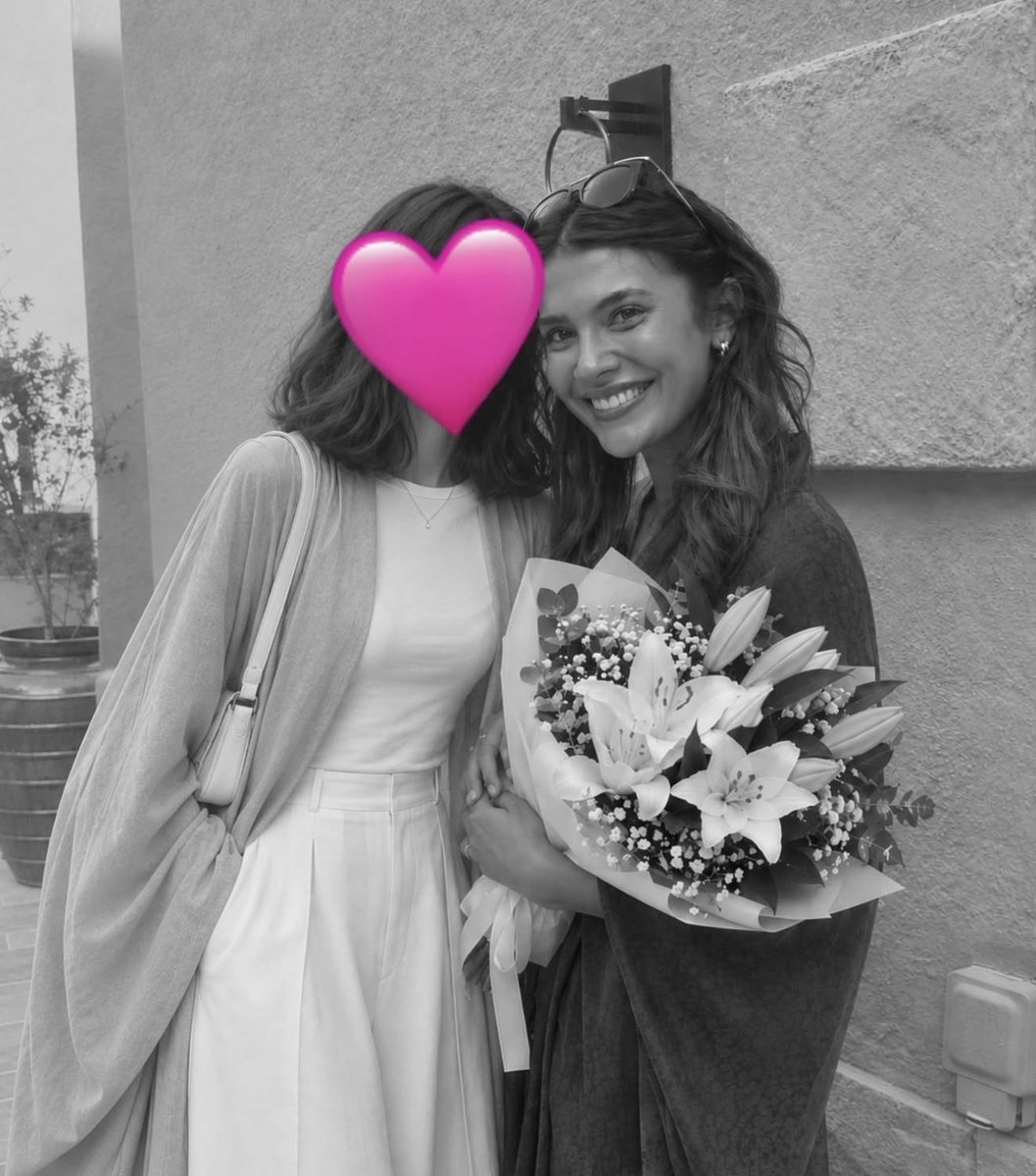 damlaylover's tweet photo. #BiranDamlaYılmaz 
Vallahi hala Damla’yla gerçekten tanıştığıma inanamıyorum 😭😭😭

Gerçekte güzelliği bambaşkaaa. Fotoğraflar ve videolar ona asla hakkını vermiyor. Onu ilk karşımda gördüğümde, ne kadar güzel olduğuna resmen şaşırıp kaldım. Yüz hatları inanılmaz derecede zarif ve yumuşak, cildi, saçları ve bütün detayları o kadar güzel ve özenli ki insan nereye bakacağını şaşırıyor 😭

En şaşırtıcı olan da gerçek hayattaki enerjisi. O kadar sakin, özgüvenli ve zarif bir duruşu var ki karşında sıradan biri duruyormuş gibi hissetmiyorsun. Gülümsemesi, konuşma şekli, o küçük hareketleri bile çok tatlı.

Bir de kokusu var yaaa 🫠🌷 Çok güzel, temiz ve yumuşak bir kokusu vardı. Ağır ya da rahatsız edici bir parfüm değil, ama insanın hafızasına yerleşen türden. Şu an bile sana anlatırken kokusunu hatırlıyor gibiyim 💕

Yanına selamlaşmak için yaklaştığımda ise resmen beynim durdu. Dışarıdan normal davranmaya çalışıyordum ama içimden sürekli “İmkânsız, bu gerçekten Damla ve şu an karşımda” diyordum 😭😭😭

Buluşmamız sadece birkaç saniye sürdü ama sanki onda milyon tane detay fark ettim. Gözleri, gülümsemesi, sesi, saçları, hatta duruş şekli bile… Her şeyi öyle sakin ve zarif bir güzelliğe sahipti ki.

Vallahi bu hissi nasıl anlatacağımı bilmiyorum ama yanından ayrıldığımda içimden sadece şu geçti: “Tamam, şimdi insanların neden ona hayran kaldığını anladım.” 😭🤍✨

@LOSHI_255  words 🥹