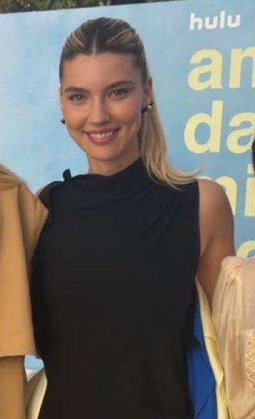 fragosett's tweet photo. Simplesmente Alanis Guillen 🤩😍 https://t.co/k9JJfuupJs