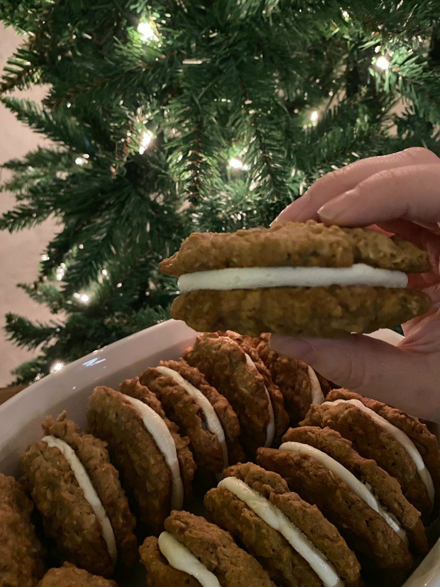thompsonem0n's tweet photo. [Homemade] Oatmeal Cream Pies
#SnackIdeas #SavorySnacks https://t.co/ex4klF4GST