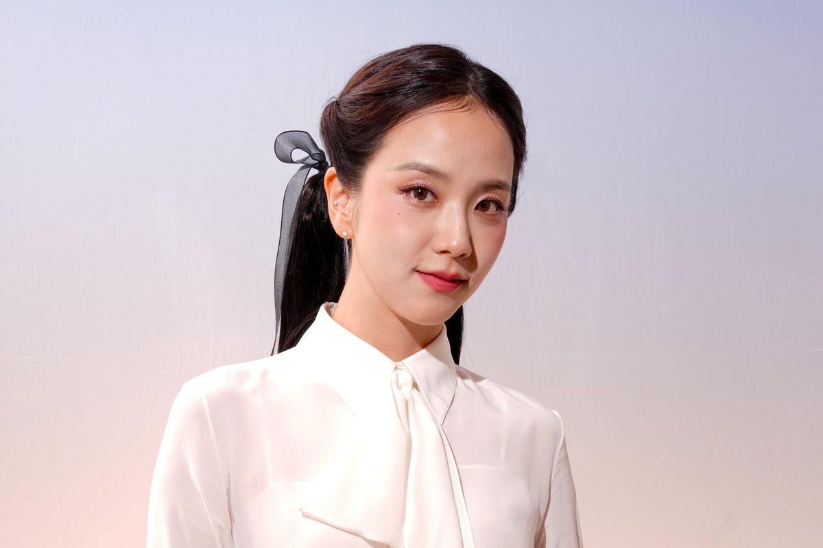 Jeff__Benjamin's tweet photo. Jisoo of @BLACKPINK looks ethereal posing inside the Bassin de l'Octogone for the the Christian @Dior Fashion Show for Paris Fashion Week 2026 https://t.co/yyDVuU0CSj