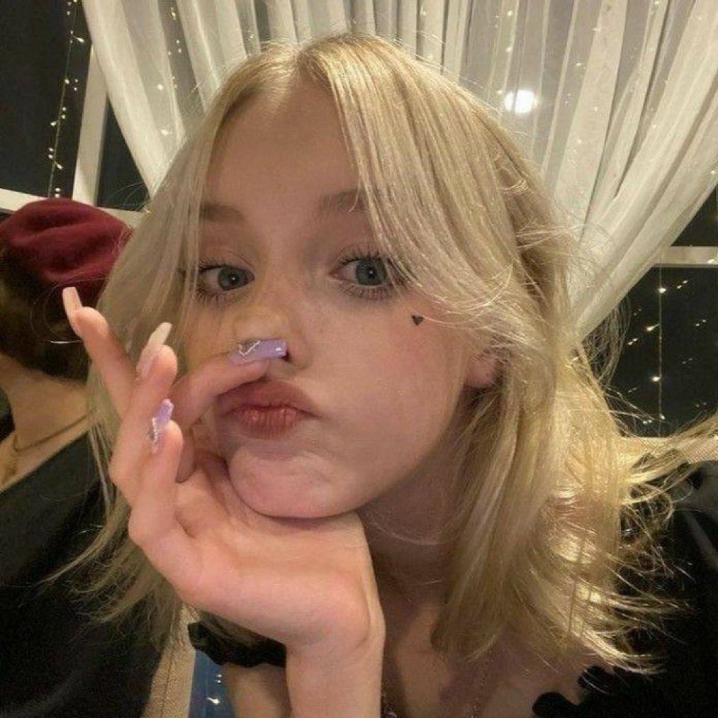 nike_taofiq's tweet photo. can i randomly dm somebody? 

i'm bored 😣❤️ https://t.co/W5GNdeM1rX