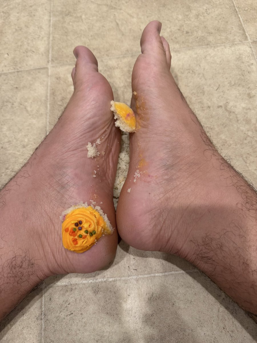 FeetTempster's tweet photo. Who wants to eat this cupcake off of my feet? 😏 https://t.co/EEizR8dIsP