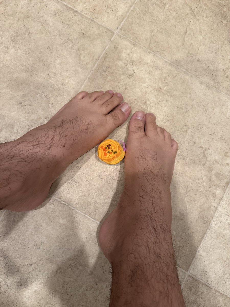 FeetTempster's tweet photo. Who wants to eat this cupcake off of my feet? 😏 https://t.co/EEizR8dIsP