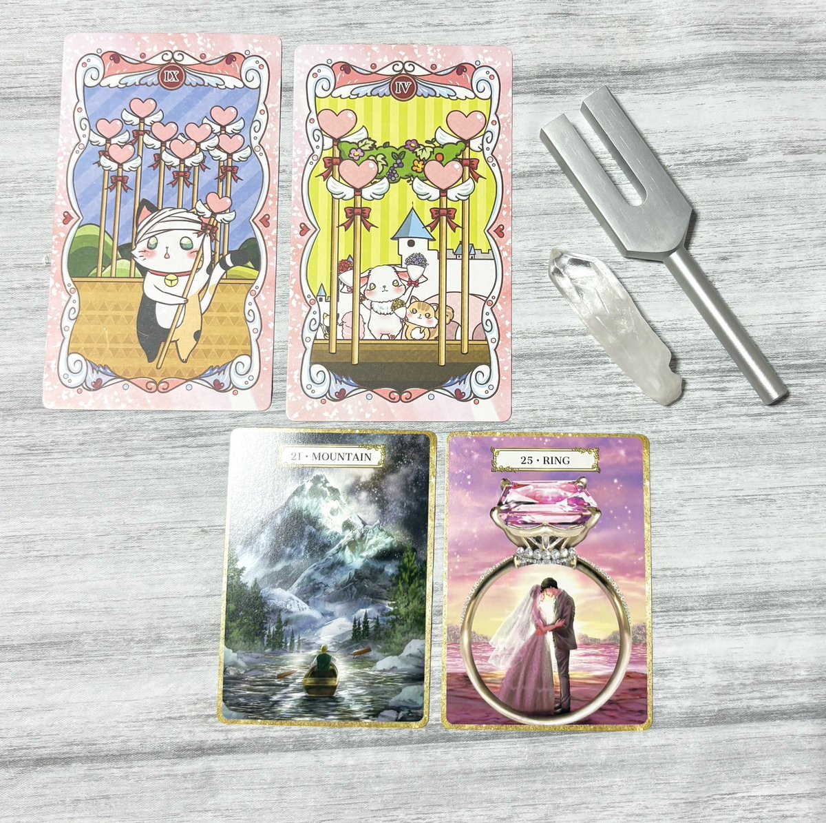 aoacocard's tweet photo. 見た👀時がタイミング✨️
☘ ̖́-今日をHappyにするメッセージ☘ ̖́-

⸜🌷︎⸝‍ 少し肩の力を抜いて、「ここまでよく頑張ったね♡」と自分に優しくしてあげよう✨

✤9 of WANDS.
✤4 of WANDS.
✤ルノルマン: 21 山⛰️、25 指輪💍

「まだやらなきゃ」て、踏ん張ってませんか？でも、今日は一旦休んでみて🌱⋆｡

そして、次のことを考える前に、今日できたこと、ここまで来たことを味わってみて✨️
すぐに動かないものがあるかも。
続けてきたものがあるからこそ、今日はその途中で一回立ち止まって、
「ここまで続けてきた私、えらいじゃん！！」って乾杯するくらいでちょうどいい😆🥂✨

今日もあなたらしく過ごせますように🌈
応援しています💫

 #見た時がタイミング
 #あなたをHappyにするメッセージ
 #はぴらぶタロット
 #ローレンさんのルノルマンカード
 #幸せ流星群