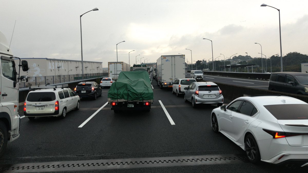 highwayinfo0's tweet photo. 【︎#交通情報】︎(︎7︎:25現在)︎ #名二環 #交通事故 #︎ 渋滞
E1A 伊勢湾岸道 上り線 名古屋南JCT/︎IC 付近 (24.1︎K︎P︎)
https://t.co/QPLRHz1uIZ https://t.co/a5TLl13uR2
https://t.co/0r7Lr1Yk09 https://t.co/Olifqn10jq
3:03 ごろ発生した 大型トラック など車両３台が衝突する #事故 は
現在、左側２車線を規制して事故車のレッカー移動作業が行われているため、現場を先頭に約 ︎8.0㎞ ︎の��滞が発生しております。付近の通行に十分ご注意ください｡︎

最新の交通��況▼︎https://t.co/if1h2xiGVt　#渋滞