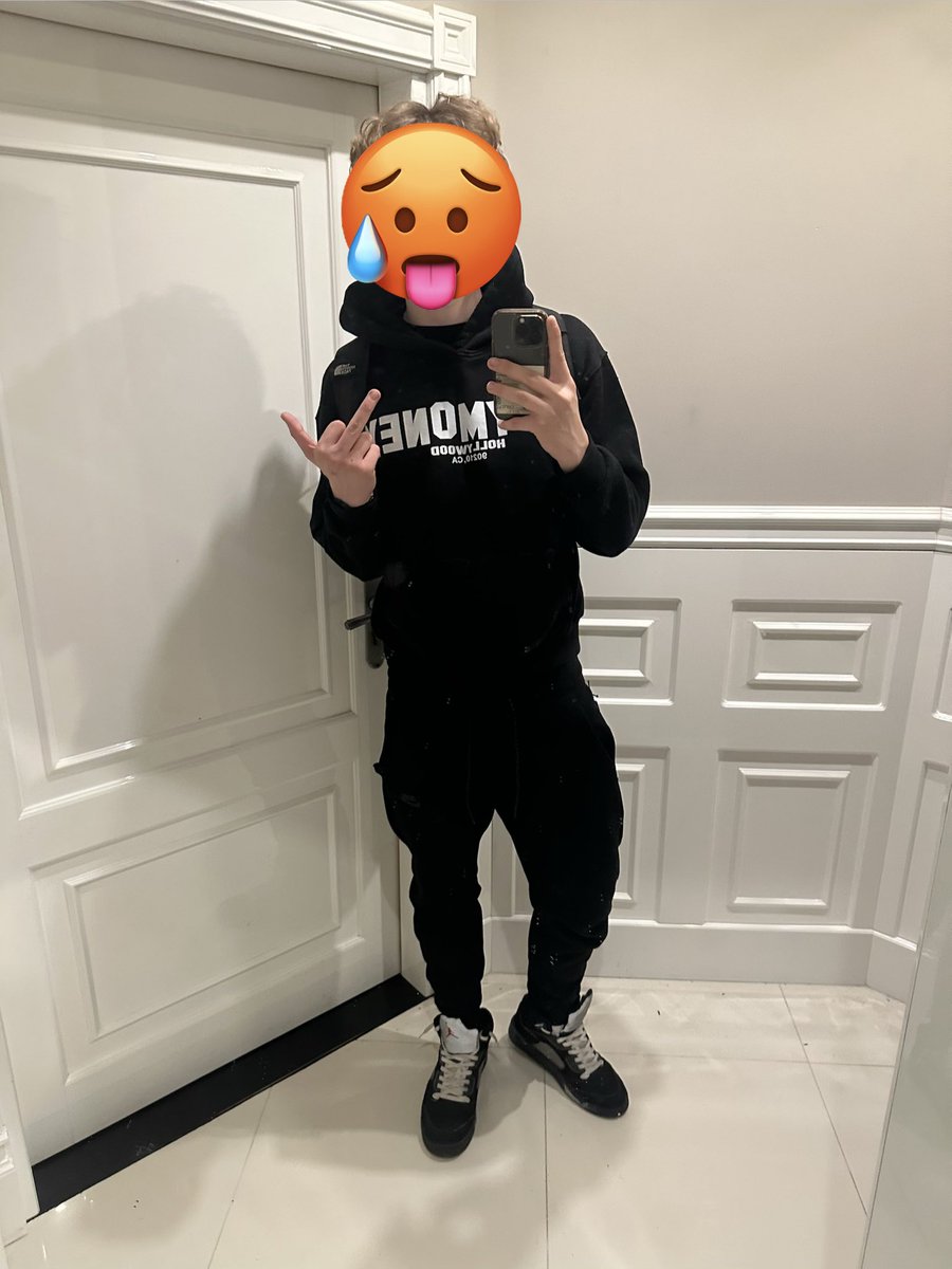 masmasterg3's tweet photo. Pan właśnie wrócił 🙇🏻i idę w kimę jak się obudzę mam mieć pełne dm w waszych kodzikach przegrywy 😈🥵
#cashslave #findompoland #tribute #cuckold #findompl #feet #cashmaster #soxy #findom https://t.co/nFt6LicTOS