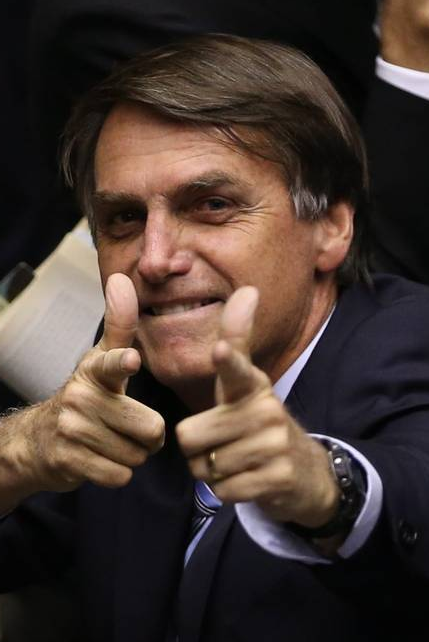 SiteJamesons's tweet photo. VOCÊ SABIA? Durante o governo Bolsonaro, o Brasil foi representado dentro do Universo Marvel como uma nação altamente militarizada e bastante preconceituosa.

Nas histórias dos X-Men, o país era mostrado como um lugar que perseguia e não tolerava a presença de cidadãos mutantes.

Enquanto diversas nações reconheciam Krakoa, a nação mutante, como um Estado soberano, o Brasil dos quadrinhos seguia na direção oposta. Em algumas edições, era possível ver até mesmo ver crianças mutantes sendo perseguida por militares. Foi preciso que a heroína Tempestade viesse ao Brasil resgatar essas as crianças.

Mais do que ficção, isso refletiu a percepção que o bolsonarismo projetava para o mundo: a de um governo associado ao autoritarismo, à intolerância e ao preconceito.

Quando até os quadrinhos transformam essa imagem em narrativa, vale a pena refletir sobre qual Brasil estávamos exportando para o resto do planeta. E qual queremos exportar no futuro.