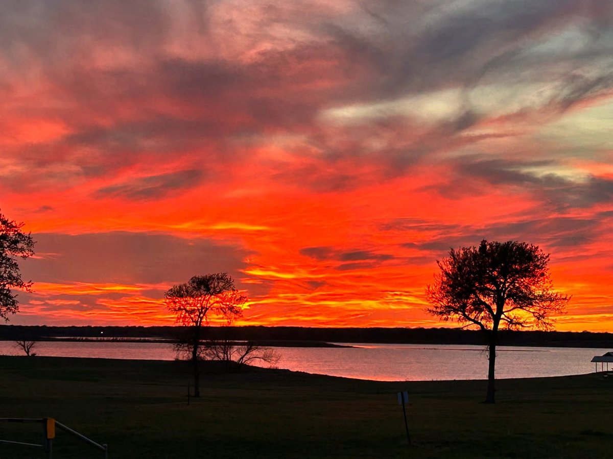 SwdUsace's tweet photo. MORE THAN A VIEW. Sunset over Texas waters looks peaceful, but beneath the surface, #USACE multipurpose civil works infrastructure is working 24/7 to manage flood risks and secure municipal water for millions. https://t.co/VE2IDlBecx
