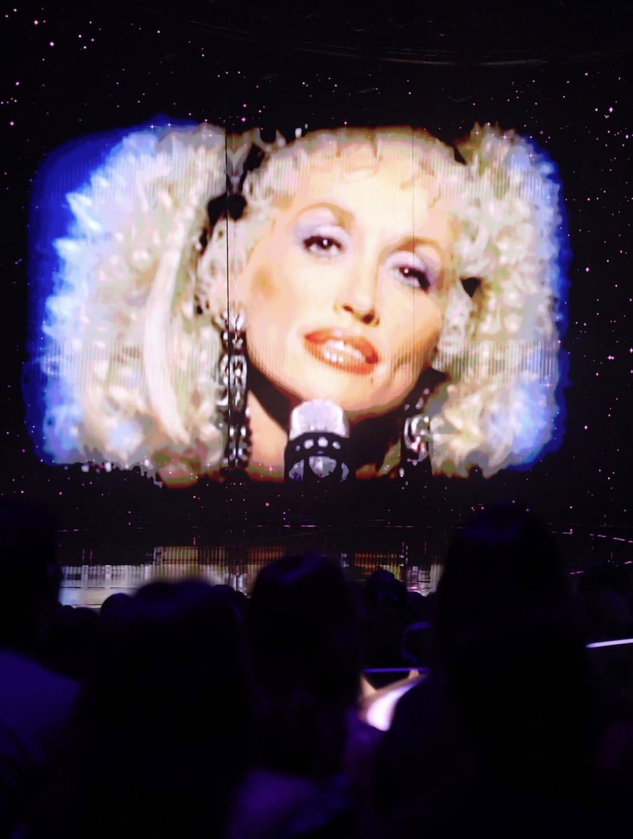KaceyBrasil's tweet photo. “Faz todo o sentido que Kacey tenha sido a escolhida para o tributo no VMA. Ela é a artista moderna que mais se aproxima da hospitalidade e coração aberto de Dolly. Musgraves superou até mesmo as mais elevadas expectativas ao interpretar o maior sucesso de Parton.”

— Pitchfork https://t.co/DvwrqPIa4n