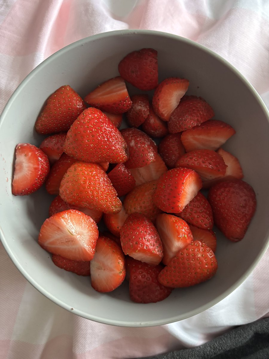 vellicoo's tweet photo. fruit is really a cheat code this whole bowl is under 150 calories https://t.co/IZjj1nczm3