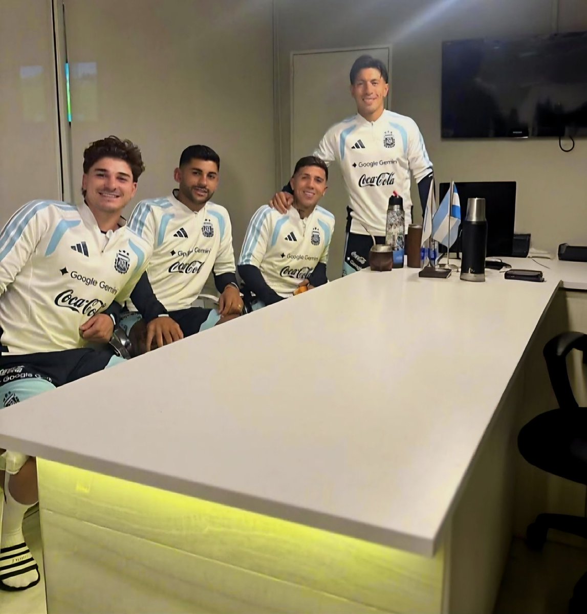 biebrntionx's tweet photo. ojalá este cuarteto nos traigan muchas alegrías https://t.co/59HDi3z9pR