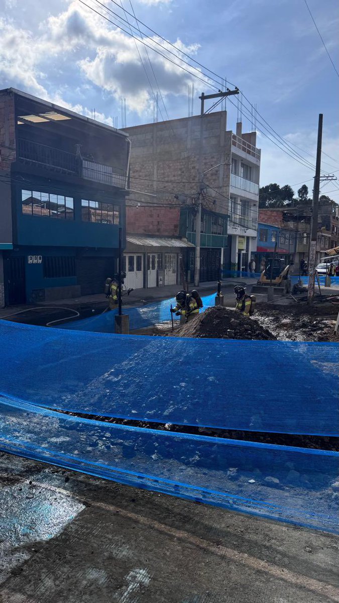 BomberosBogota's tweet photo. 🚨 Controlamos una fuga de gas de dos pulgadas, por obras en vía pública, en la Calle 56D Sur con Carrera 72 D. No se reportaron personas lesionadas. Se aseguró el área. https://t.co/7XHodDy1dV