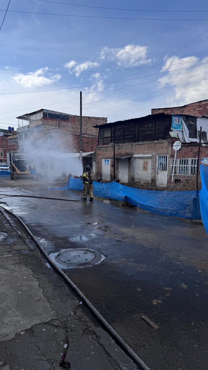 BomberosBogota's tweet photo. 🚨 Controlamos una fuga de gas de dos pulgadas, por obras en vía pública, en la Calle 56D Sur con Carrera 72 D. No se reportaron personas lesionadas. Se aseguró el área. https://t.co/7XHodDy1dV