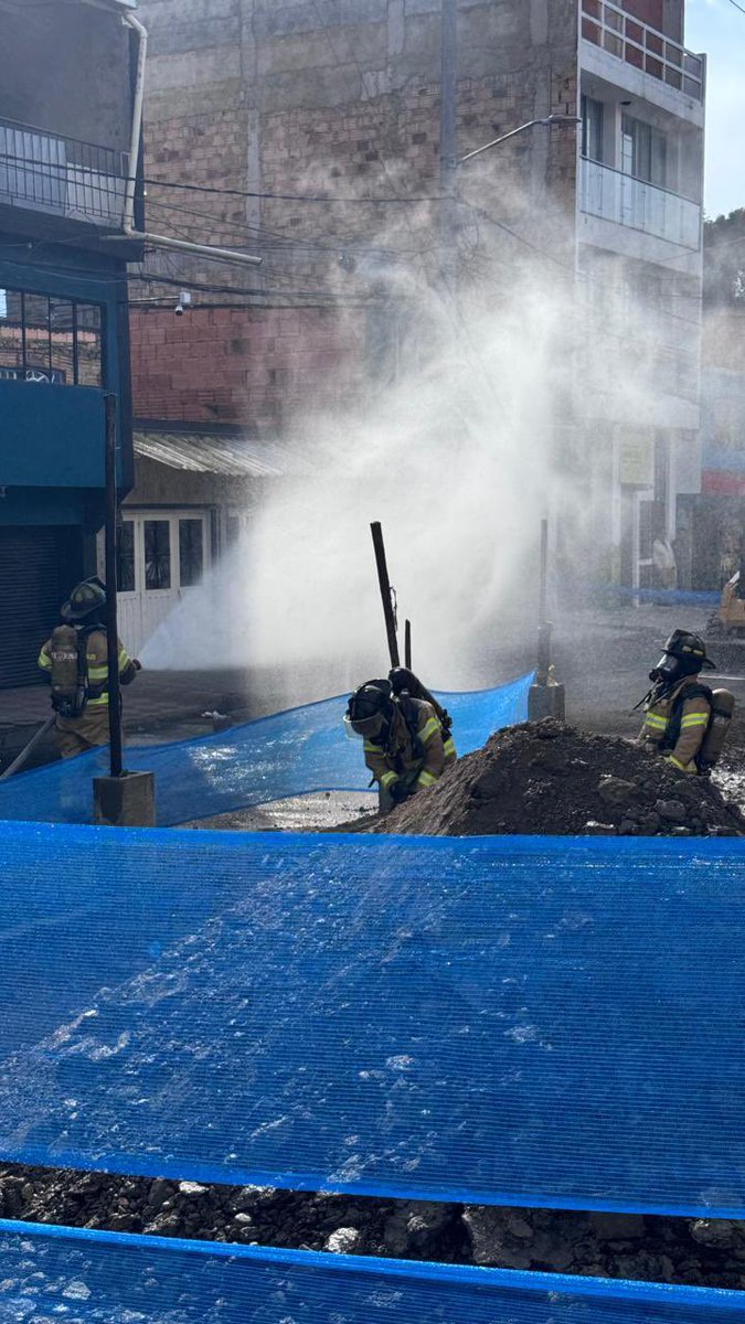 BomberosBogota's tweet photo. 🚨 Controlamos una fuga de gas de dos pulgadas, por obras en vía pública, en la Calle 56D Sur con Carrera 72 D. No se reportaron personas lesionadas. Se aseguró el área. https://t.co/7XHodDy1dV