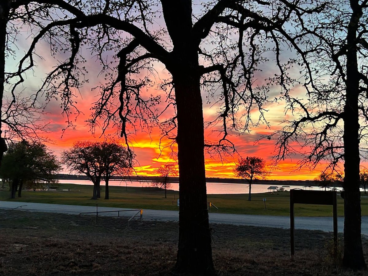 SwdUsace's tweet photo. Across 25 regional reservoirs, #USACE teams balance environmental stewardship with outdoor access and water resilience. Plan your next lake trip or check water levels: https://t.co/XQbC7L1EWI https://t.co/I1aF7Byp9X