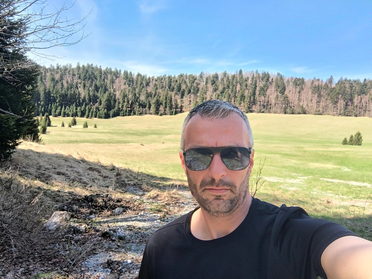 GivingCaimlanb's tweet photo. The field holds still—soft as a remembered song. 🌿. Certain air smells like childhood. https://t.co/IdwEJAwOSX