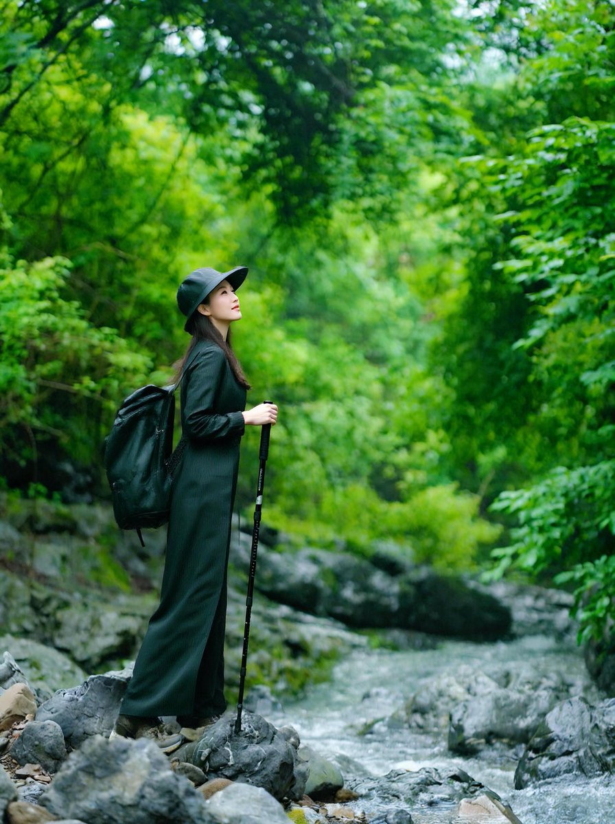 david_ray69_6db's tweet photo. I visited a scenic area where a clear stream flows under a wooden trestle, nearby a shop owner named Park sells special tea made from manganese-rich water, the fresh scent lingering on my neck is the unforgettable unique taste of nature. https://t.co/d3npgGnUxR