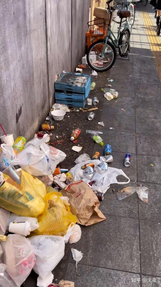 essie_pend__c3a's tweet photo. [The messy and dirty alley looks chaotic with rubbish scattered everywhere, making people frown.]， https://t.co/GstwQORtNc