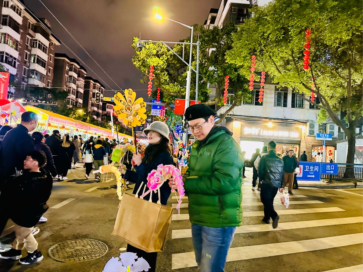 jjunhyunglee's tweet photo. This bustling market’s vast (偌) space is full of warm (温) vibes, making even hurried (偬) people stop to admire its charming (貌) details. https://t.co/EJOWYqb5gM