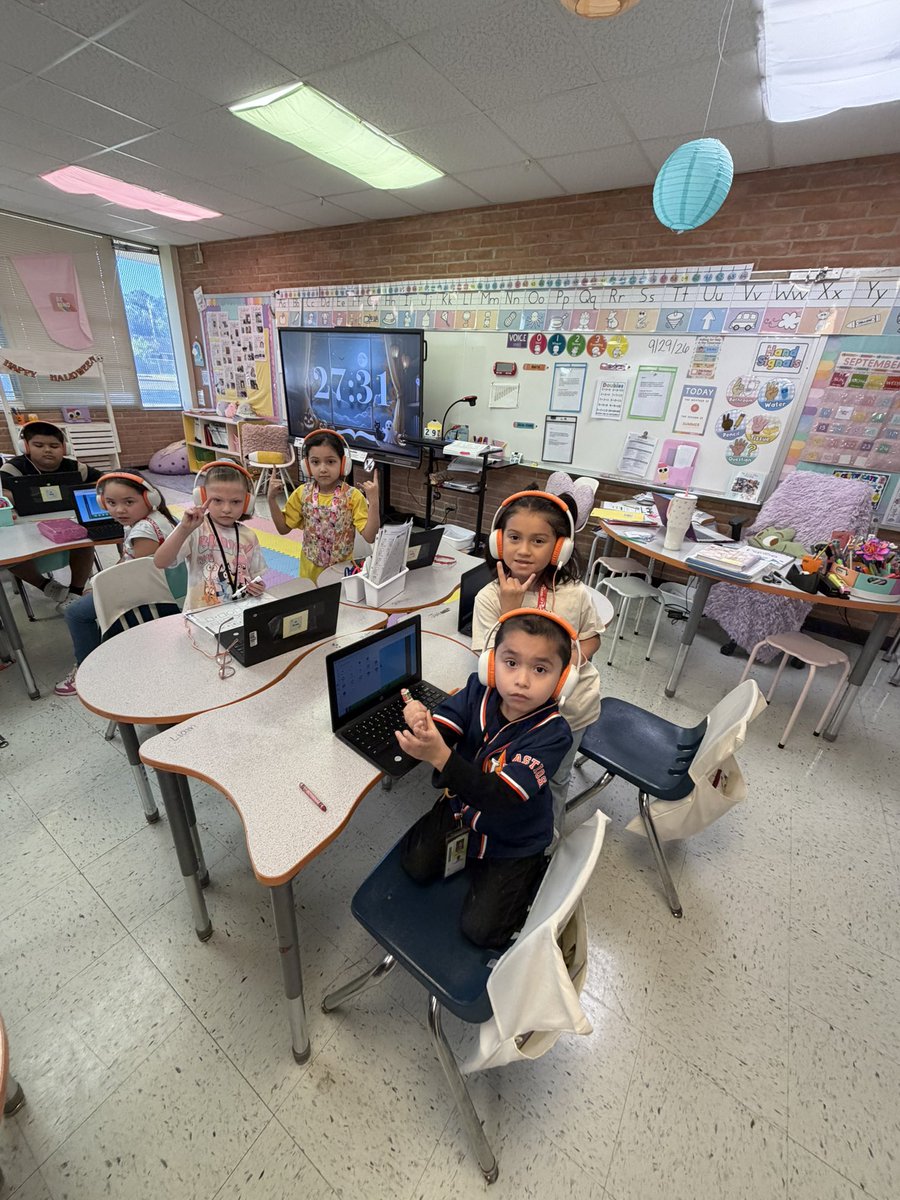 MsGGarcia204's tweet photo. Go Astros! We even got new orange headphones for our entire class on the perfect day 🧡 @astros @WorshamES_AISD #ChooseAldine #letsgoastros #1stgrade https://t.co/dQT7ZmP8a6