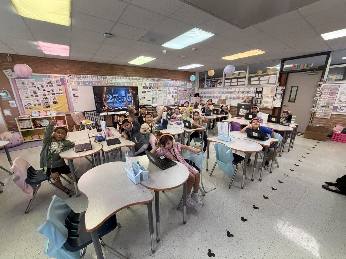 MsGGarcia204's tweet photo. Go Astros! We even got new orange headphones for our entire class on the perfect day 🧡 @astros @WorshamES_AISD #ChooseAldine #letsgoastros #1stgrade https://t.co/dQT7ZmP8a6