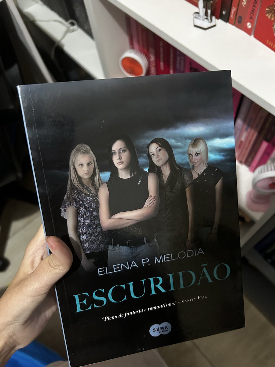 TrizSakura's tweet photo. gente vocês tem algum livro na estante ou no kindle de vcs que a capa é tão feia que DÓI? o meu é esse 🤡 #booktwt https://t.co/HisubOpXH1