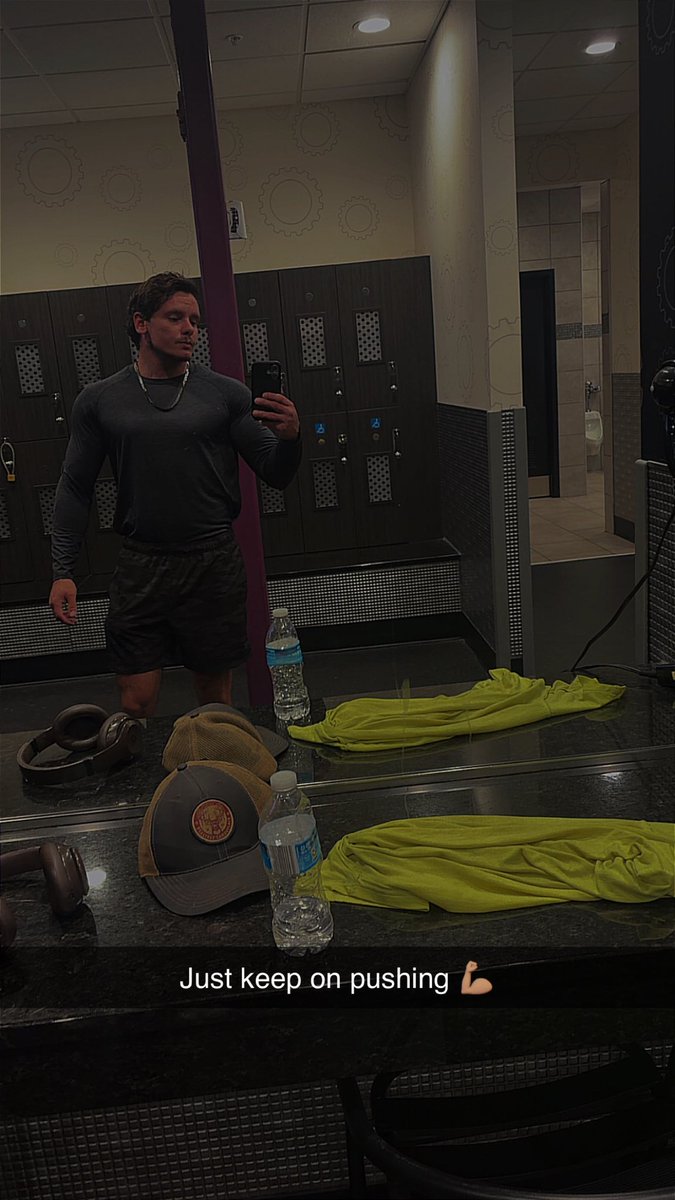 KyleSenkowski07's tweet photo. All I’ve done this last month is make money and hit the gym! Made 2,500$ the last two days! https://t.co/zjEuIf82K0