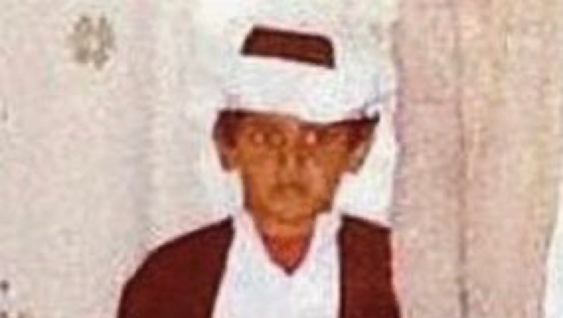Mdysu's tweet photo. خلوها الشخص الوحيد اللي له كم سنه والناس تبي تعرف من خلوها وفي الاونه الاخيره طلع فلاح بن فراج وسوا سلسلة بحث عن خلوها وكل ماقترب من الوصول له حصل شي غير متوقع ورجعه للبداية البحث لكن من خلال هذي السلسله استمتعنا جميعاً بطواريق اللي بينه وبين الشعراء بالقاء فلاح فمن توقعون خلوها؟ https://t.co/D2tt9ETGQ7
