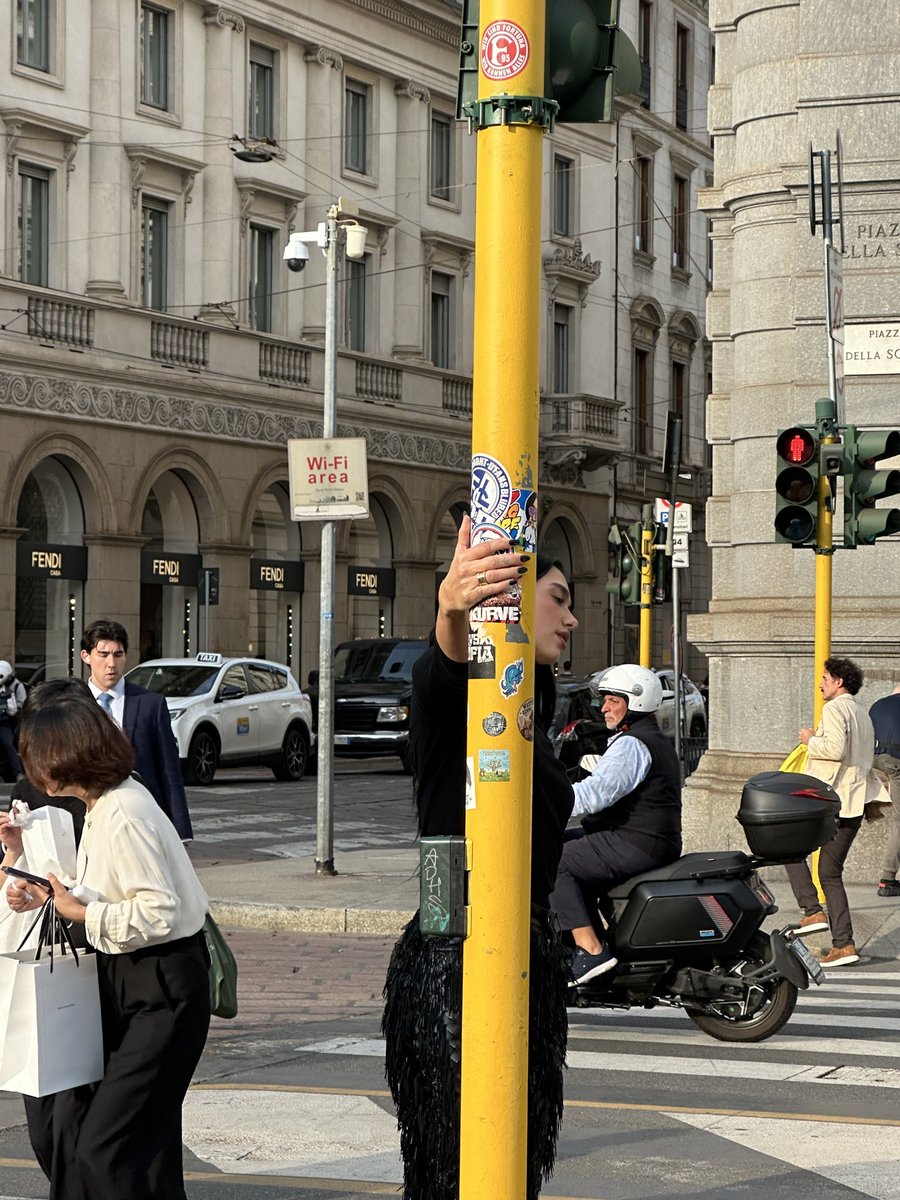 dlipahungary's tweet photo. 📸 | @DUALIPA on the set of a photoshoot in Milan today (via filmval_) https://t.co/9KqvzUdB3v