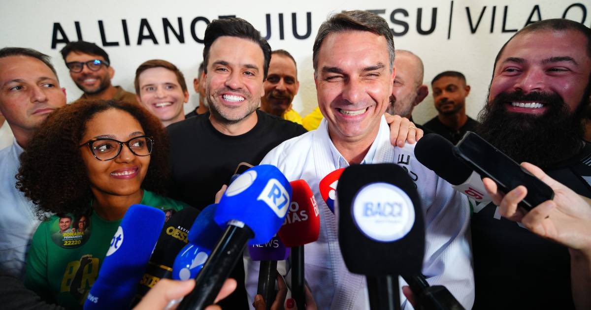 ojornaleirobr's tweet photo. No meio da putaria, Flávio Bolsonaro apresenta seu grande reforço para a reta final: Pablo Marçal.

Em meio à repercussão das mensagens sobre festas com prostitutas atribuídas a um ex-sócio do candidato, Marçal embarca oficialmente na campanha a cinco dias do primeiro turno.

Segundo Flávio, o ex-coach vai colaborar na área de “empreendedorismo”.