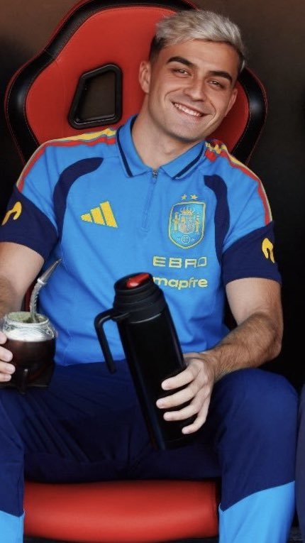 0hbany's tweet photo. quiero que tengáis en cuenta que en la primera foto ellos iban ganando y en la segunda el partido ni había comenzado. para reflexionar https://t.co/o0rUpb8bXM