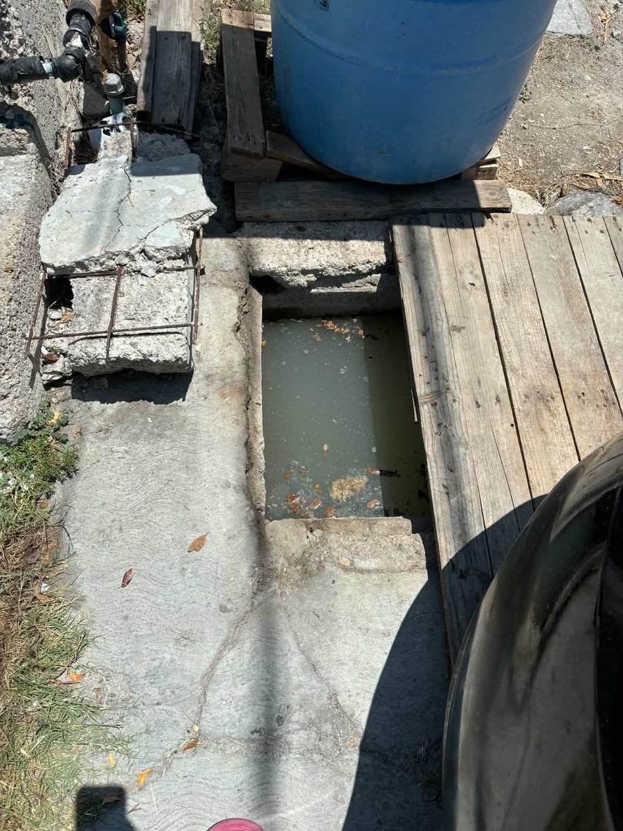 pnortemx's tweet photo. DESDE ABRIL ESPERA SOLUCIÓN A DRENAJE COLAPSADO EN CUMBRES; “EL VIERNES PASAN”, LE REPITEN CADA SEMANA

Piedras Negras, Coahuila.– Meses de reportes y la misma respuesta, pero ninguna solución. Andrea, vecina de la colonia Cumbres, denuncia que desde abril enfrenta un drenaje colapsado en su domicilio de calle Tarahumara 496-A.

La mujer asegura que ha reportado en múltiples ocasiones el problema ante SIMAS, pero semana tras semana escucha lo mismo: “el viernes pasan”. Llega el viernes, nadie acude y, cuando vuelve a insistir, nuevamente le prometen atención para el siguiente viernes.

Mientras espera una solución, Andrea afirma que ha tenido que limitar hasta el uso del agua dentro de su propia casa. Evita lavar ropa para no saturar el registro sanitario y reducir el riesgo de que broten aguas negras.

“Ya no puedo ni lavar en mi casa”, señala la afectada, quien pide que SIMAS Piedras Negras y Presidencia Municipal atiendan finalmente un problema que, asegura, está reportado desde abril.

¿Tienes una denuncia o reporte ciudadano? WhatsApp Punto Norte MX: 878 153 7816.

Punto Norte MX
Primero confirmar. Después informar.