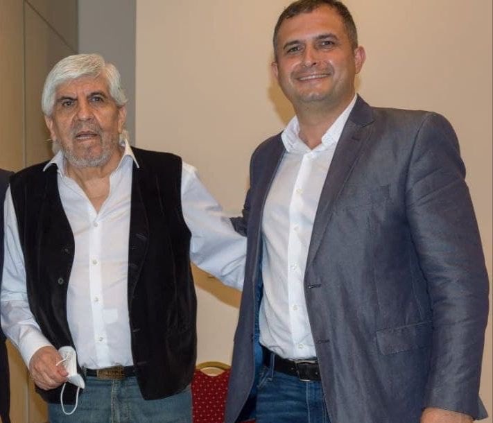 Ojo_Kritico's tweet photo. Hugo Moyano se comprometió a apoyar políticamente al seca nucas del Chiqui que se postula para presidente de Independiente. Según Nakis él no necesita inversión extranjera porque tiene la caja de AFA y amistades sindicales que aportarán su granito de arena. Todo Nacional y Popular.