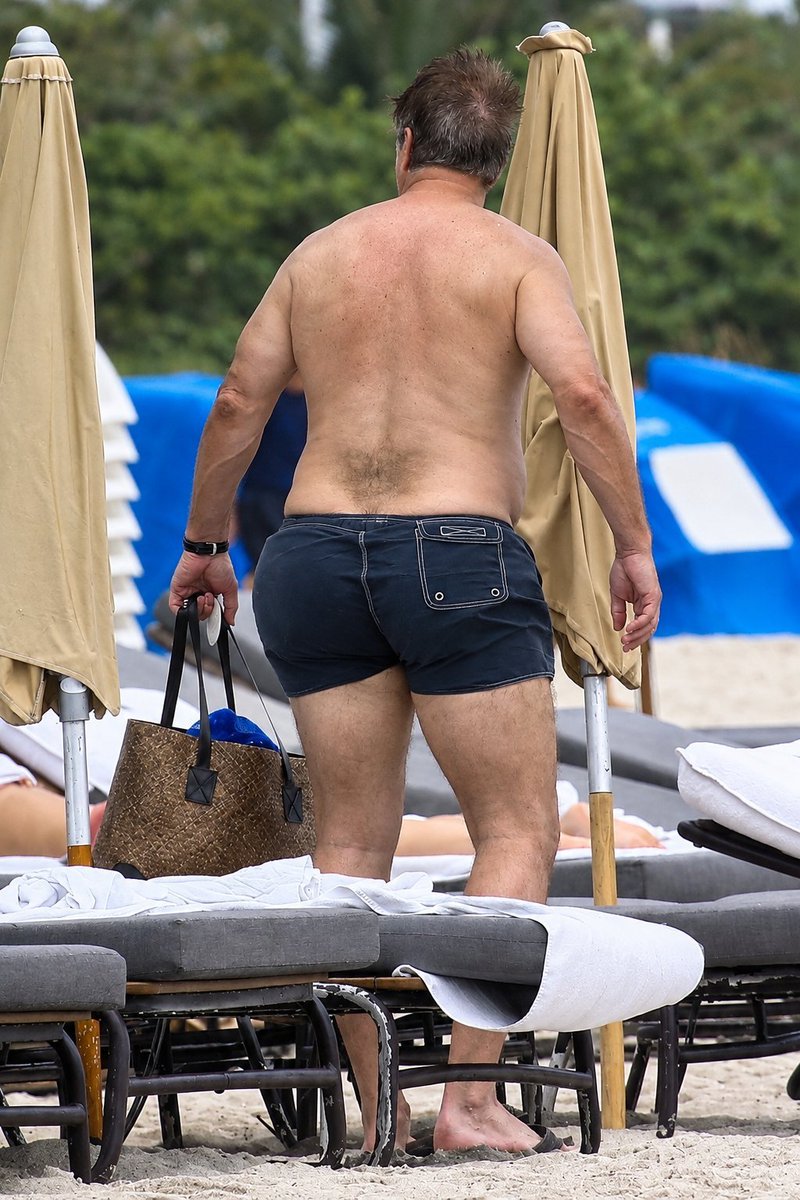 OmoAluko11's tweet photo. Back to the loungers with the bag in one hand, then facing the phone on the sand. Navy shorts, beach club, that’s the shot. https://t.co/fyrPmftCXe