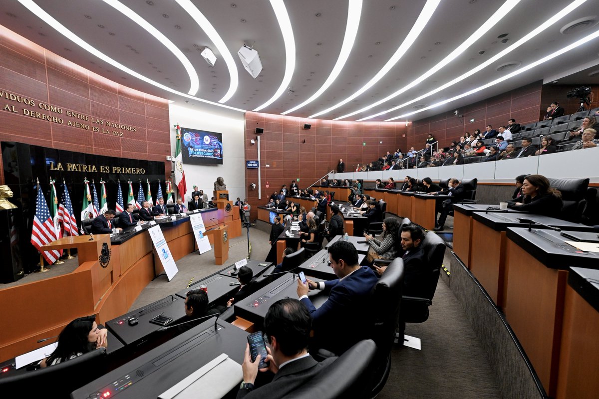 alitomorenoc's tweet photo. Un gusto contar con la participación de mi amigo @EVillegasV, Gobernador de Durango, en el seminario internacional “Retos Estratégicos, Ciberseguridad y Cooperación Internacional” que realizamos en el Senado de la República.

Esteban compartió la visión de Durango y la experiencia de una administración responsable, cercana, moderna y comprometida con dar resultados. Su gobierno ha puesto sobre la mesa la importancia de fortalecer la coordinación, aprovechar la tecnología y preparar mejor a nuestras instituciones frente a los desafíos en materia de seguridad y ciberseguridad.

Siempre es bueno coincidir con gobernadores que trabajan con seriedad, capacidad y compromiso por su gente. ¡Gracias por acompañarnos, amigo!