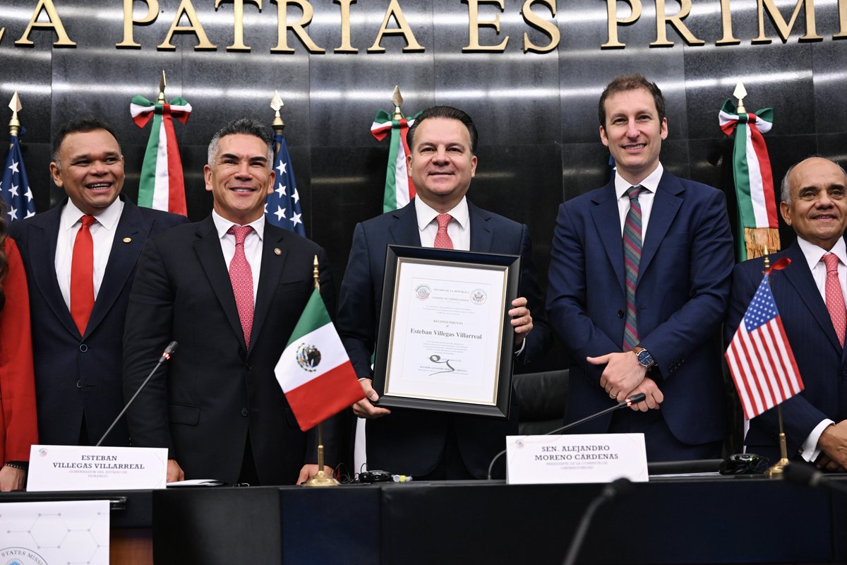 alitomorenoc's tweet photo. Un gusto contar con la participación de mi amigo @EVillegasV, Gobernador de Durango, en el seminario internacional “Retos Estratégicos, Ciberseguridad y Cooperación Internacional” que realizamos en el Senado de la República.

Esteban compartió la visión de Durango y la experiencia de una administración responsable, cercana, moderna y comprometida con dar resultados. Su gobierno ha puesto sobre la mesa la importancia de fortalecer la coordinación, aprovechar la tecnología y preparar mejor a nuestras instituciones frente a los desafíos en materia de seguridad y ciberseguridad.

Siempre es bueno coincidir con gobernadores que trabajan con seriedad, capacidad y compromiso por su gente. ¡Gracias por acompañarnos, amigo!
