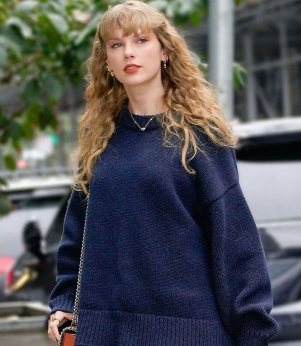 TheSwiftSociety's tweet photo. Throw🔙| 1 year ago today, Taylor Swift out and about. https://t.co/YNmSFo2HNJ