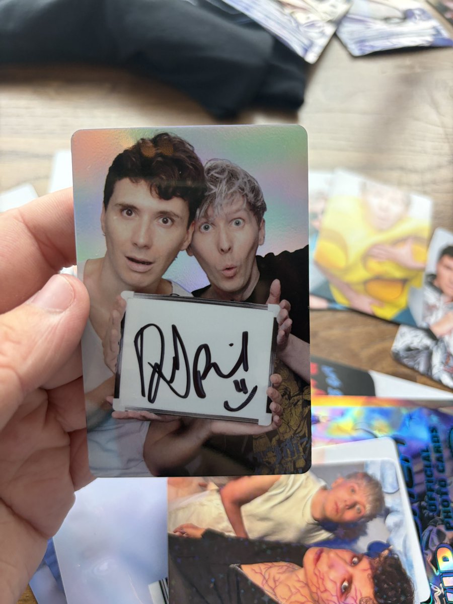 strawberrichim's tweet photo. I PULLED A SIGNED ONE??? https://t.co/x9C3vo9Y3n