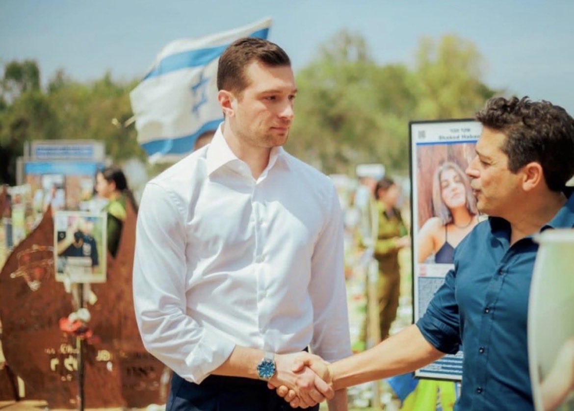 Nechamatova's tweet photo. 🇮🇱En Israël nous soutenons @J_Bardella .

Voilà ce que dit en notre nom , le ministre @AmichaiChikli 

«Deux choses que je sais sur le journal qui salit Jordan Bardella à cause de mots qu’il aurait écrits, à 17 ans.

Son fondateur, Edwy Plenel, dirigeait encore ce journal jusqu’en 2024.  
Il s’est rangé du côté des hommes qui ont assassiné onze athlètes israéliens à Munich.  
Il a écrit : « Aucun révolutionnaire ne peut se dissocier de Septembre noir. Nous devons défendre inconditionnellement les militants de cette organisation contre la répression. »

Ce journal est ensuite passé à Carine Fouteau. Elle a qualifié le 7 octobre d’« attaque injustifiable ». Comme si le massacre du Hamas était une coquille dans une recette de cheesecake.
Elle qualifie Israël d’État colonial et réclame des sanctions pour génocide. Si les Juifs sont des colons en Judée, sur quel bout de terre les Juifs sont-ils indigènes ?
Mettez cela en regard de Jordan Bardella :

*Il est l’une des voix les plus claires en Europe contre le Hamas.

*Il a visité le site de Nova et les communautés de l’enveloppe de Gaza. Il a rencontré des survivants.

*Il s’est exprimé à Jérusalem contre l’antisémitisme.

*Il était déjà à Washington quand Steve Bannon a fait un geste qui ressemblait à un salut nazi. Bardella a annulé son discours sur-le-champ.

Comme les gauchistes en Israël, les gauchistes en France sont des experts en assassinats de caractère.

Nous n’avons aucune confiance en des gens qui passent leur vie d’adulte à combattre le droit du petit État juif à exister. Et nous en avons fini avec la parole de quiconque dont le cœur s’est autrefois rempli d’admiration pour les hommes qui ont assassiné nos athlètes sur le sol allemand. »