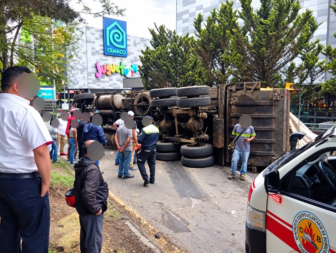 PublinewsGT's tweet photo. ¡Atentos conductores!  Entre lluvia, manifestantes y violencia, así está el tráfico en la ciudad🚨🗺️🚙 #TráficoGuatemala #PrecauciónVial #AlertaGT #NoticiasGT
https://t.co/kek3jM82g8 https://t.co/WdxML3bmPF