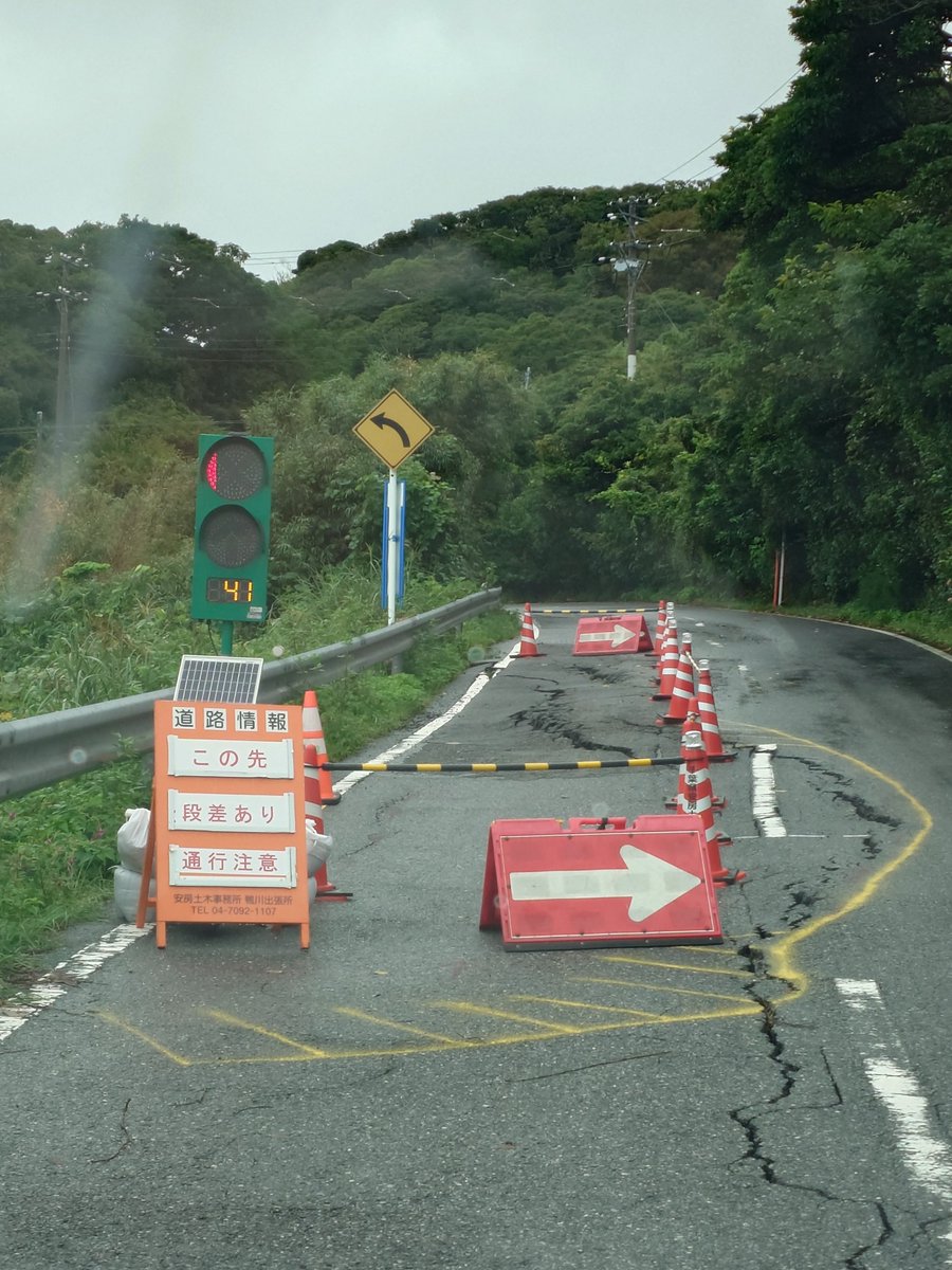 yoshiumisuki's tweet photo. #鴨川市

大浦の方
松島の上辺り道路
かなり亀裂が広がってる💦 https://t.co/2o2JVrMk3y